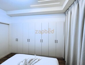 Ferros/tábuas de passar roupa, acesso à internet, roupa de cama