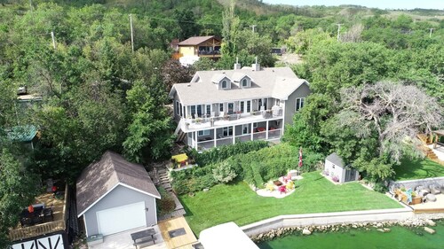 Beautiful Lakefront House at Echo Lake
