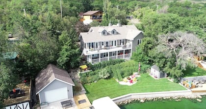 Beautiful Lakefront House at Echo Lake