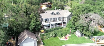 Beautiful Lakefront House at Echo Lake