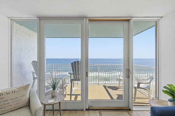 Interior - Romantic Getaway • No-Drive Beach • Beautifully Updated Smyrna Beach Club 815B (New Smyrna Beach)