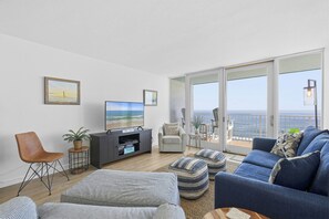 Smart TV - Romantic Getaway • No-Drive Beach • Beautifully Updated Smyrna Beach Club 815B (New Smyrna Beach)