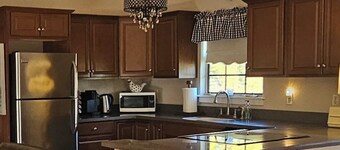 Barndominium close to local shopping and dining and just minutes from the magic!