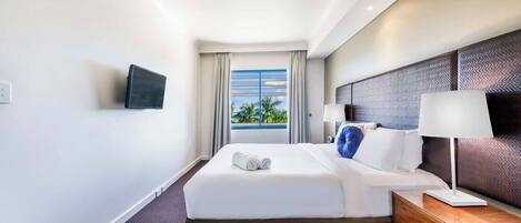 Een strijkplank/strijkijzer, wifi, beddengoed