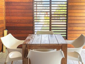 Outdoor dining - Bungalow Kaz Mendé in Sainte-Anne (Sainte-Anne)