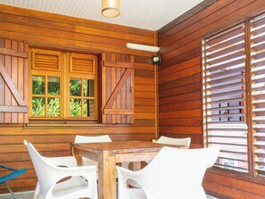 Outdoor dining - Bungalow Kaz Mendé in Sainte-Anne (Sainte-Anne)