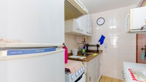 Wasserkocher mit Kaffee-/Teezubehör, Kühlschrank, Mikrowelle, Ofen