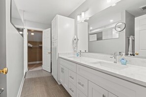 Shower, hair dryer, towels, soap - Spacious 3 Bed+Bonus TH on the 12th Fairway at Pawleys Plantation Golf Course (Pawleys Island)