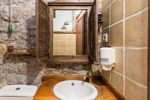 Douche, sèche-cheveux, serviettes fournies