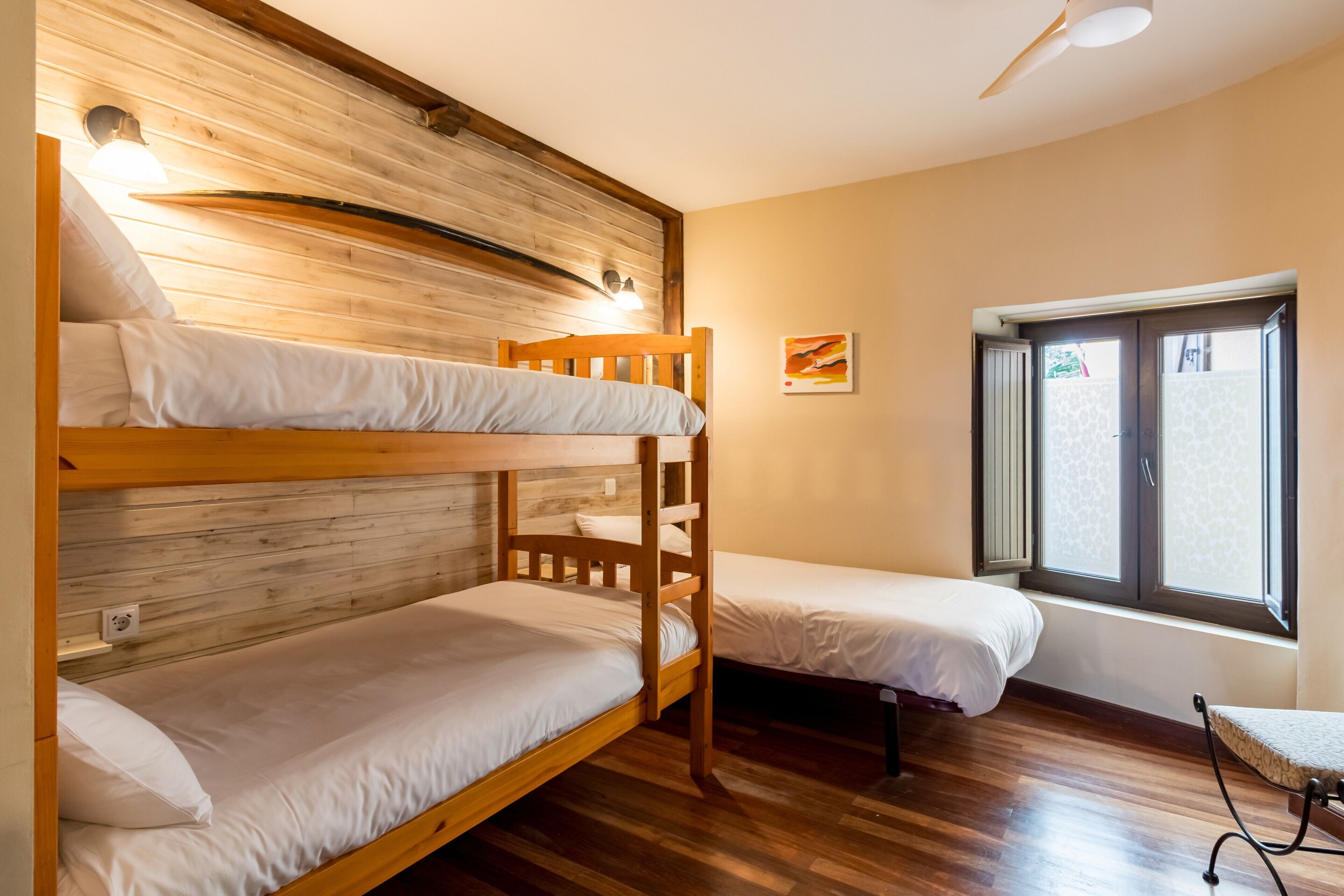 WiFi, bed sheets