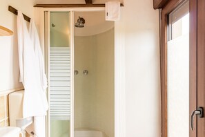 Ducha, secador de pelo y toallas