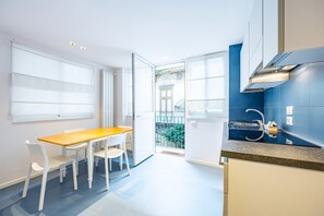 Fridge, microwave, stovetop, coffee/tea maker - Art Apartment by Napoliapartments (Naples)