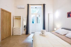 1 bedroom, free WiFi, bed sheets - Art Apartment by Napoliapartments (Naples)