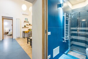 Shower, hair dryer, towels - Art Apartment by Napoliapartments (Naples)