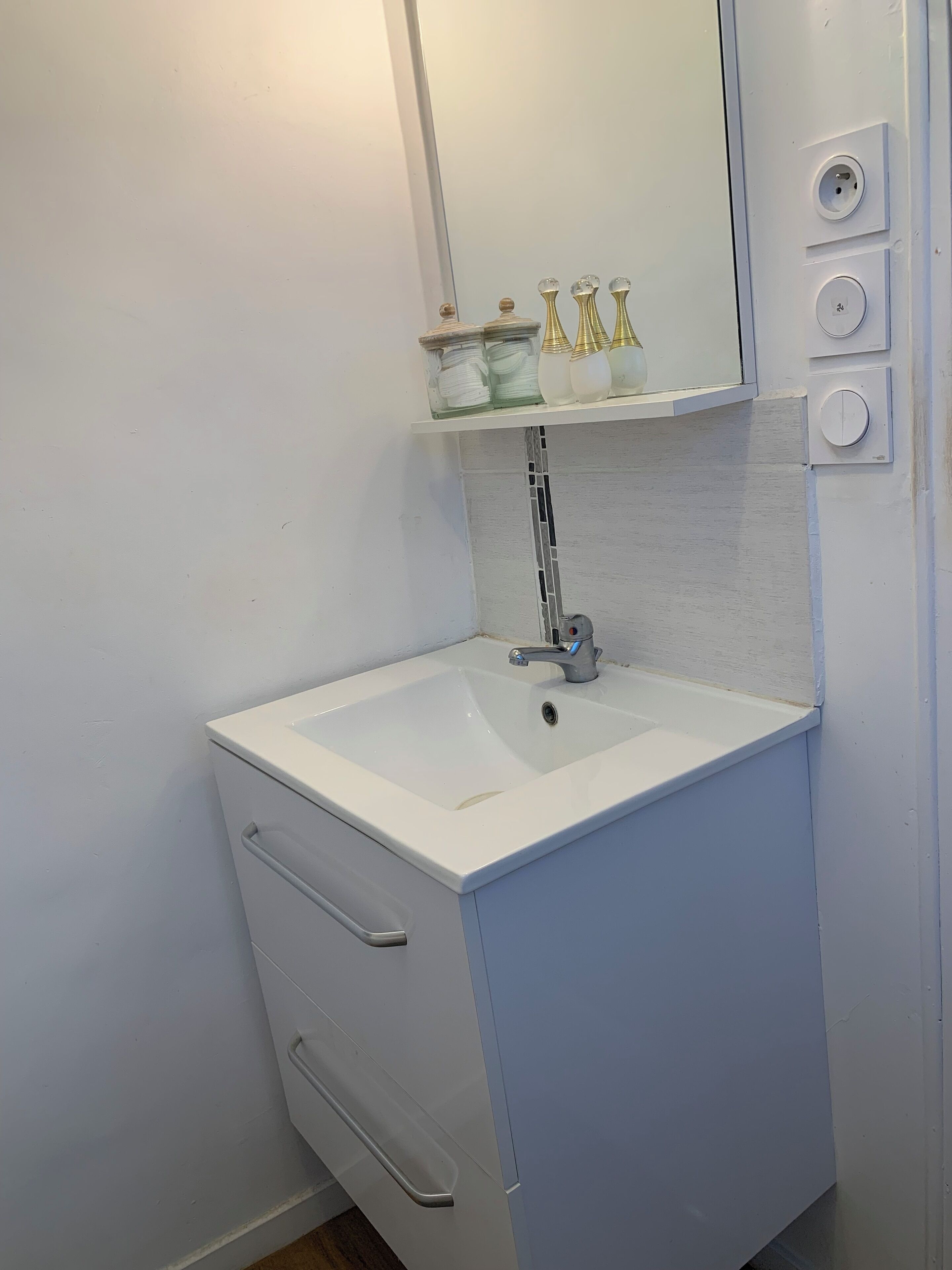 Serviettes fournies, papier toilette