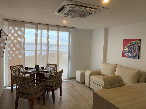 Superior-Apartment, Balkon, Buchtblick | Wohnbereich