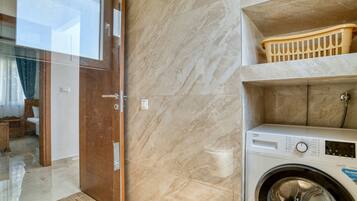 Penthouse, balkon, uitzicht op zee | Badkamer | Handdoeken, zeep, shampoo, toiletpapier