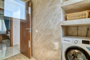 Penthouse, ban công, quang cảnh biển | Phòng tắm | Khăn tắm, xà phòng, dầu gội, giấy vệ sinh