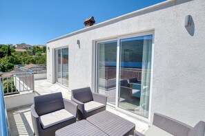 Loftsleilighet, balkong, sjøutsikt | Terrasse/patio