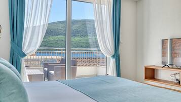 Attico, balcone, vista mare | Una cassaforte in camera, insonorizzazione, ferro/asse da stiro