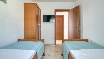 Penthouse, balkon, uitzicht op zee | Een kluis op de kamer, geluiddichte muren, een strijkplank/strijkijzer