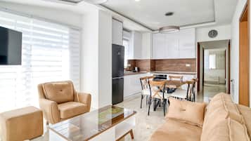 Çatı Katı Süiti (Penthouse), Balkon, Deniz Manzaralı | Oturma alanı | Uydu yayını kanalları bulunan 41 inç LED televizyon