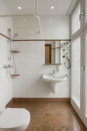 Standaard eenpersoonskamer, uitzicht op binnenplaats | Badkamer | Een haardroger, handdoeken, zeep, shampoo