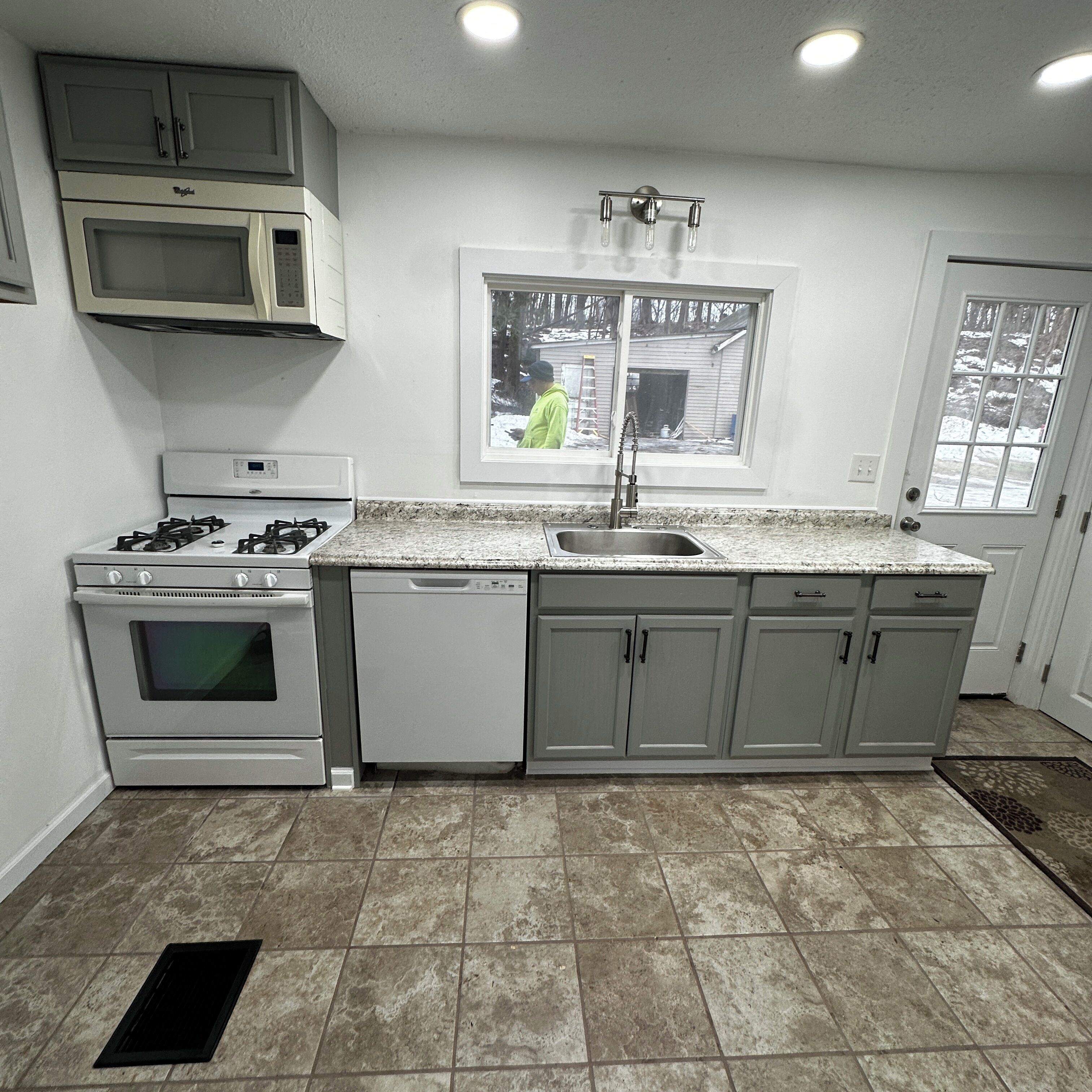 Microondas, horno, parrilla de estufa y lavavajillas 