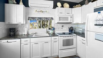 Condo, Multiple Beds (Admiral's Quarters) | Private kitchen