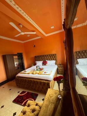 Kamar Double Deluks, balkon, pemandangan kebun | Meja kerja, ruang kerja ramah laptop, dan setrika/meja setrika