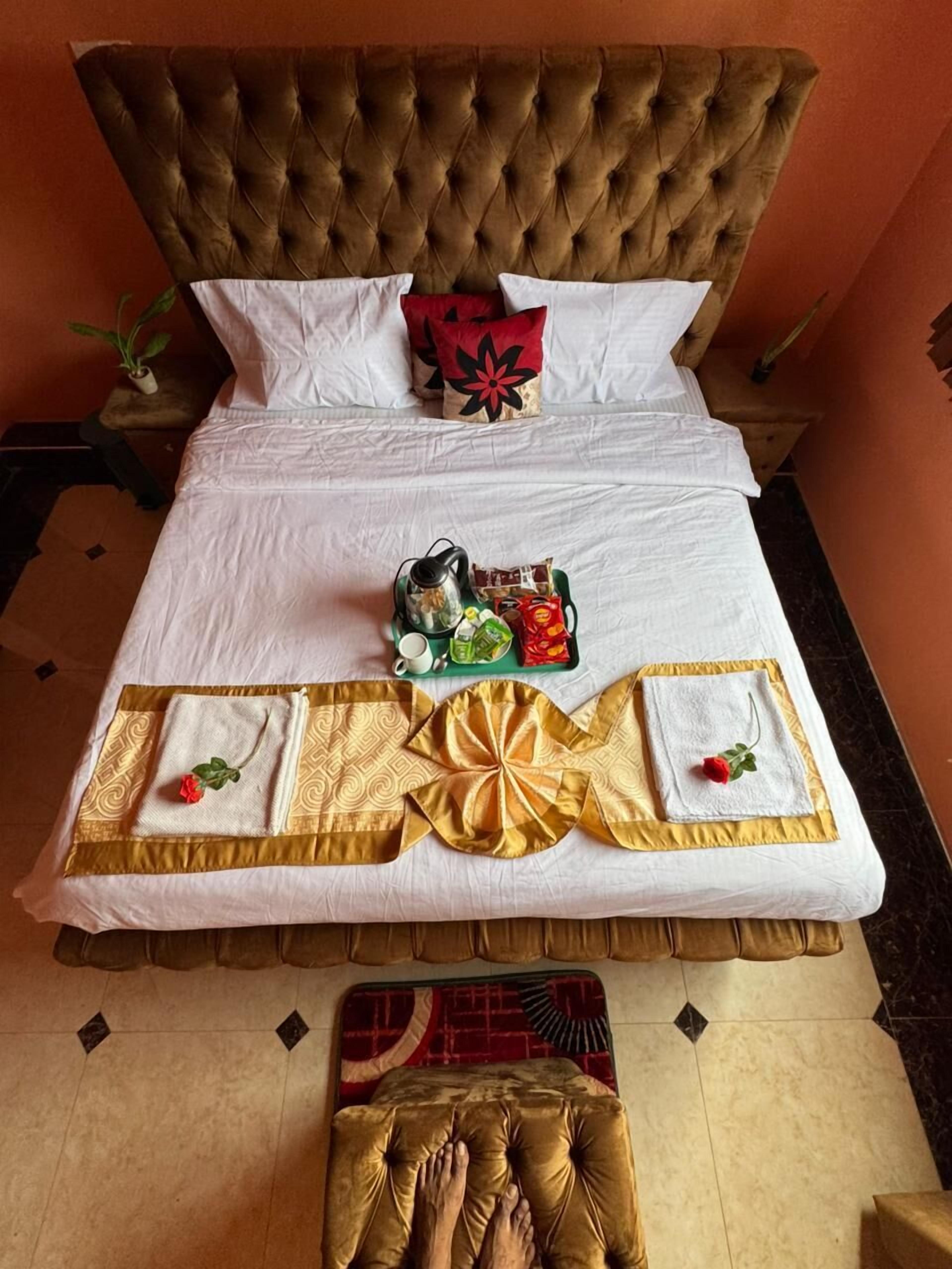 Desk, laptop workspace, iron/ironing board, free WiFi