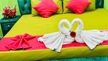 Deluxe tweepersoonskamer, balkon, uitzicht op tuin | Een bureau, een laptopwerkplek, een strijkplank/strijkijzer, gratis wifi