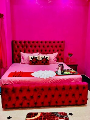 مكتب ومساحة عمل للكمبيوتر المحمول ومكواة/لوح كي وواي فاي مجانًا