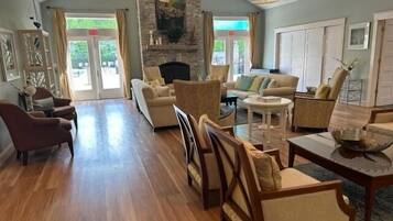 Kondominium, 1 Tempat Tidur Queen (Seaglass Village 500 - Seaglass Villa) | Area keluarga