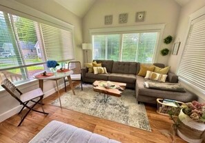 Apartment, 1 Queen-Bett (Seaglass Village 500 - Seaglass Villa) | Wohnbereich