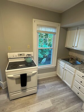 Jääkaappi, mikroaaltouuni, uuni, liesi