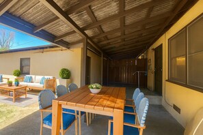 Outdoor dining - Pleasant 2-bedroom duplex in charming Modesto (Modesto)