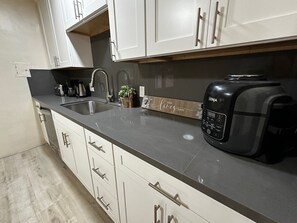 Private kitchen - Pleasant 2-bedroom duplex in charming Modesto (Modesto)