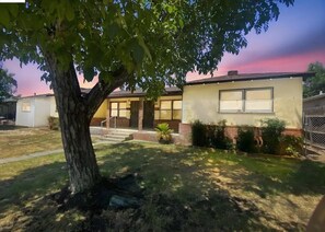 Exterior - Pleasant 2-bedroom duplex in charming Modesto (Modesto)