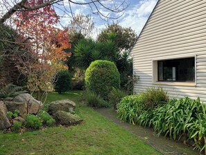 Property grounds - A house and its garden 3 km from a beautiful white sand beach (Cléder)