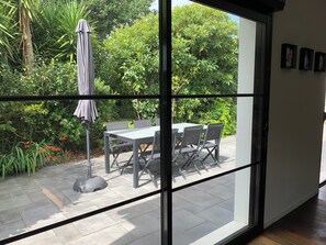 Dining - A house and its garden 3 km from a beautiful white sand beach (Cléder)