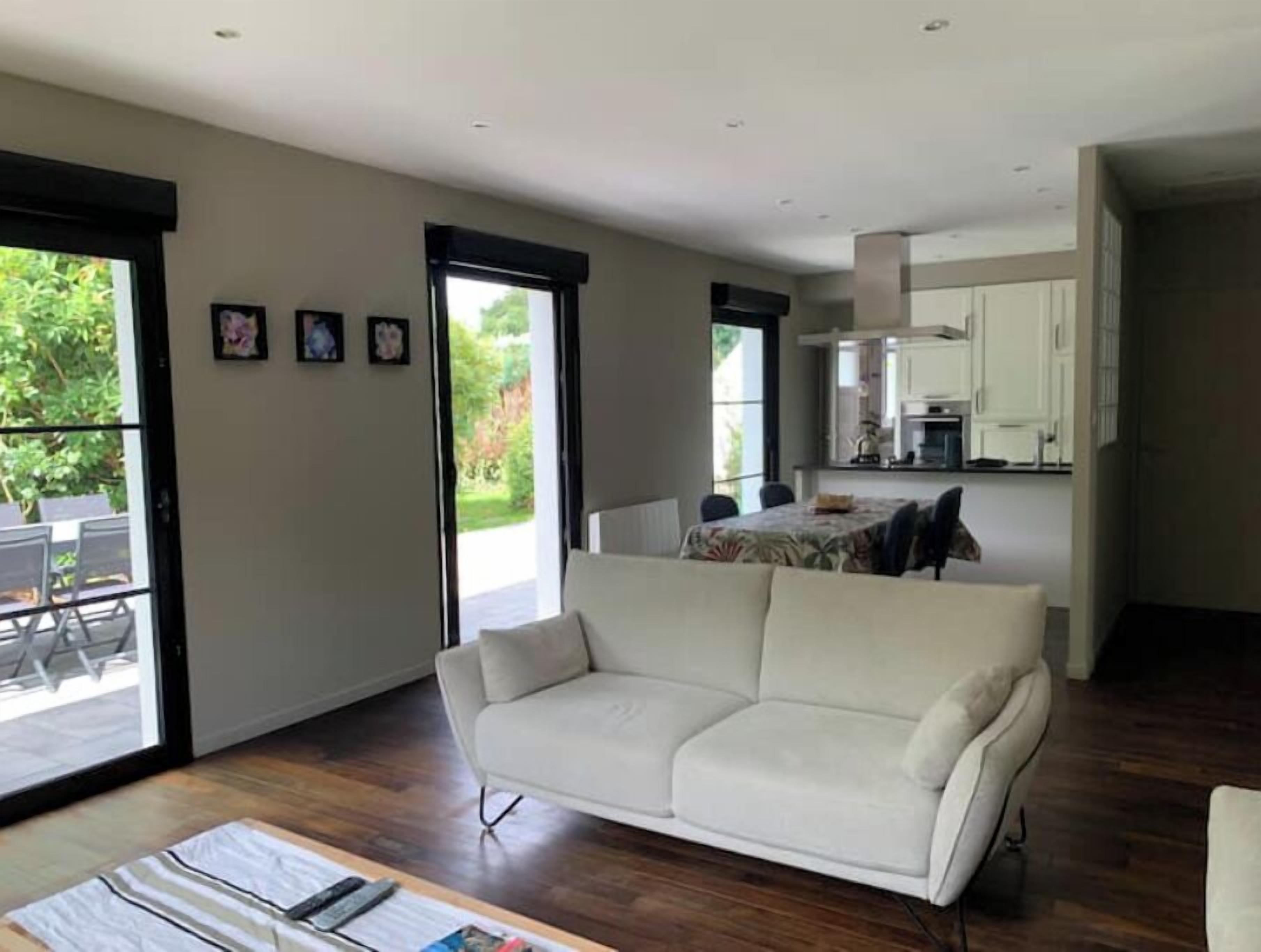 Télévision, lecteur de DVD, livres, chaîne hi-fi