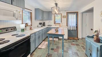 House, Multiple Beds (The Rosewood) | Private kitchen