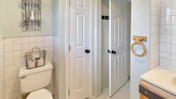 House, Multiple Beds (The Rosewood) | Bathroom