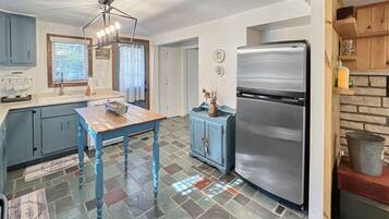 House, Multiple Beds (The Rosewood) | Private kitchen