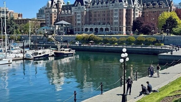 Ein Hotel am Wasser mit einem großzügigen Gebäude, das mehrere Türme und einen markanten Eingang aufweist.