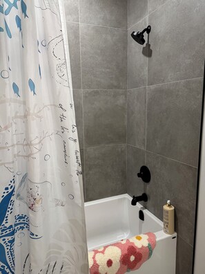 Secador de pelo, toallas, jabón, papel higiénico