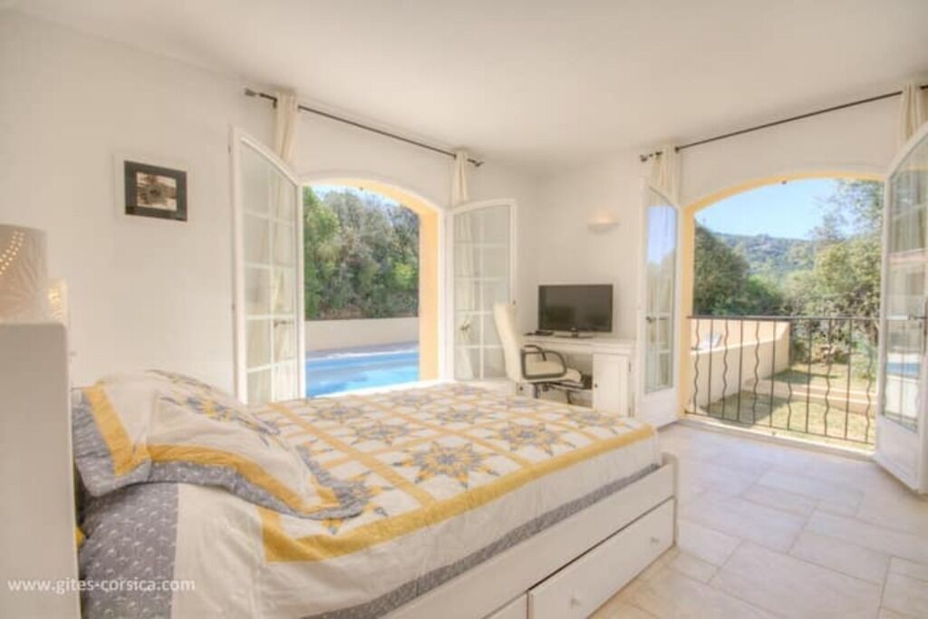 Een strijkplank/strijkijzer, wifi, beddengoed