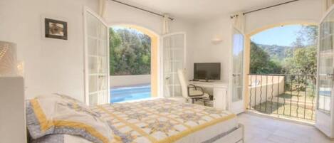 Tabla de planchar con plancha, wifi y ropa de cama