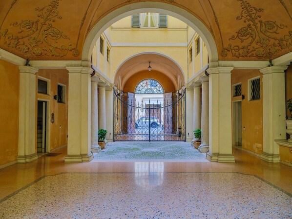 المنشأة من الداخل